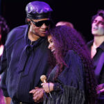 Stevie Wonder joins Chaka onstage at LA Show